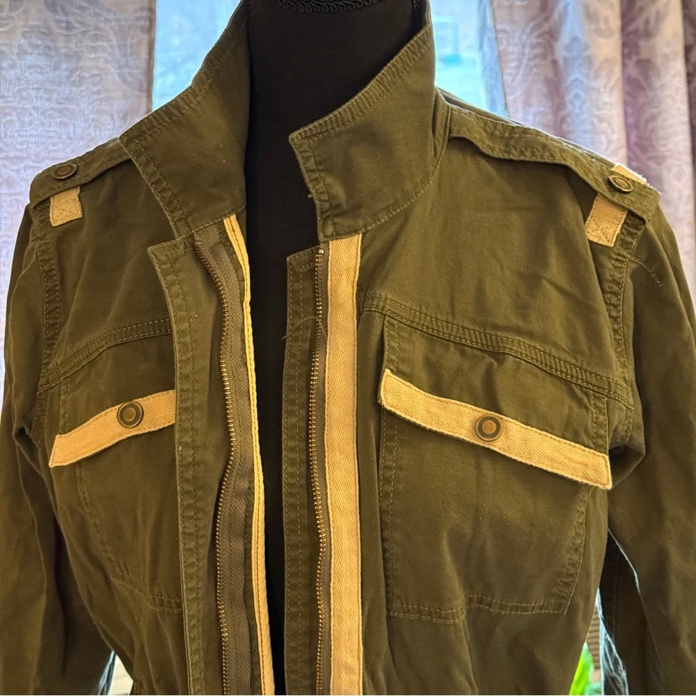 Cabi Military fatigue Anorak Style Zip up jacket. Green. Small.